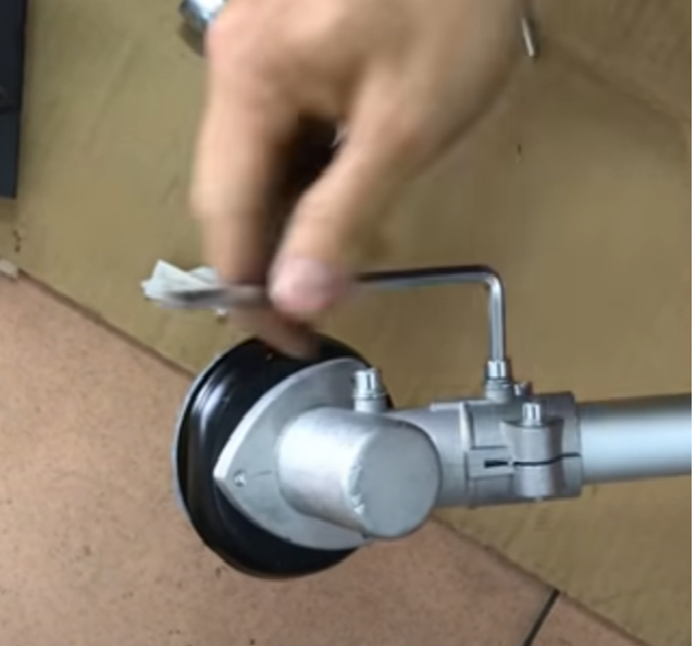Tháo đầu bò máy cắt cỏ ra ngoài bằng vít