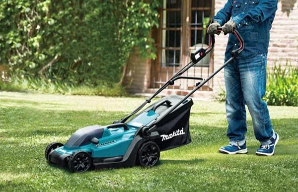 máy cắt cỏ chạy pin Lithium dạng xe có thùng hút cỏ